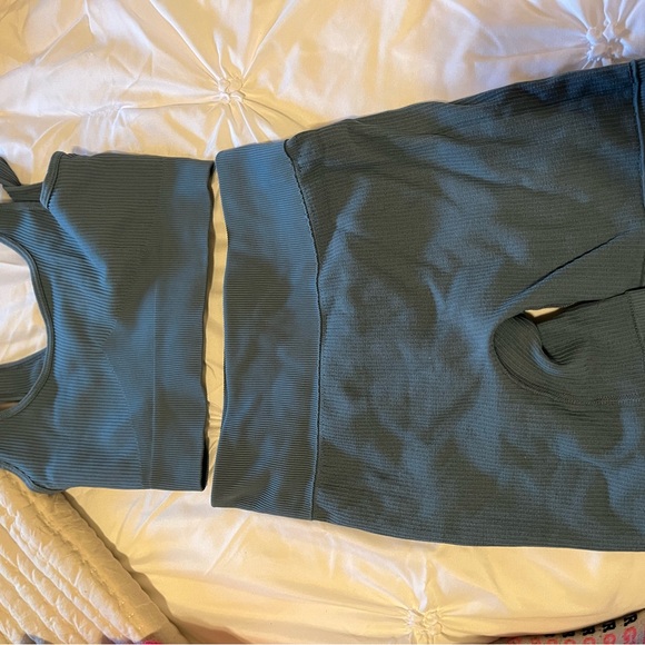 2 Amazon workout sets - Picture 5 of 6